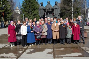 Ветераны, труженики тыла и сотрудники Коми научного центра на мемориальном комплексе "Вечная слава"