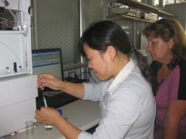 И сразу за работу. В лаборатории Тропического Центра проводили анализ биологически активных веществ на хроматографе.