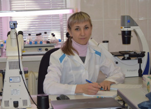 За микроскопом куратор коллекции к.б.н. И.В. Новаковская