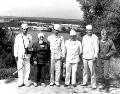 А.И. Таскаев (четвертый справа) с сотрудниками Института атомной энергии имени И.В. Курчатова (июль 1986 года, Чернобыль)