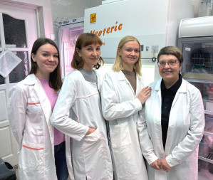 Коллектив специалистов альгологов (на фото справа налево: руководитель коллекции к.б.н., Е.Н. Патова, к.б.н. И.Н. Стерлягова, куратор коллекции к.б.н. И.В. Новаковская, инженер Е.М. Чупрова). (автор фото О.Е. Валуйских)